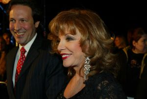 23-10-2004 SHOWBIZZ; GALA PREMIERE VAN DE  FILM  ELLIS IN GLAMOURLAND. Met Linda de Mol Joan Collins en Chris Tates, regie door Pieter Kramer,die bekend werd door de serie Ja Zuster Nee Zuster.
foto: Albert den Iseger.