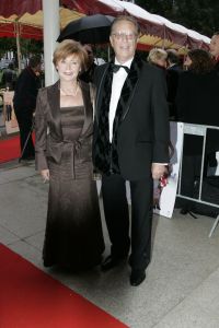 23-10-2004 SHOWBIZZ; GALA PREMIERE VAN DE  FILM  ELLIS IN GLAMOURLAND. Met Linda de Mol Joan Collins en Chris Tates, regie door Pieter Kramer,die bekend werd door de serie Ja Zuster Nee Zuster.
foto: Albert den Iseger.