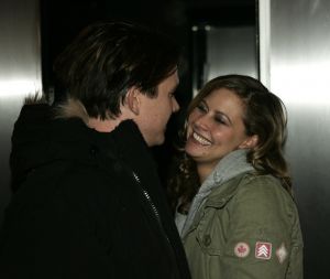17-01-2006 SHOWBIZZ; JOHNNY DE MOL EN ZIJN VRIENDIN DAPHNE VIEREN JOHNNY\'S VERJAARDAG. Johnny de Mol vierde zijn 27 ste verjaardag in disqotheek Zebra te Amsterdam. Vele vrienden waren aanwezig oa. Dinand en zijn vriendin Lucy Hopkins, Robine van der Meer en Mark van der Loo, Barry Hay en Sandra, Tygo Gernadt en Angela Kluivert.Deze week een exclusief verhaal omtrent dit feest in de Prive.
foto: Albert den Iseger