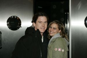 17-01-2006 SHOWBIZZ; JOHNNY DE MOL EN ZIJN VRIENDIN DAPHNE VIEREN JOHNNY\'S VERJAARDAG. Johnny de Mol vierde zijn 27 ste verjaardag in disqotheek Zebra te Amsterdam. Vele vrienden waren aanwezig oa. Dinand en zijn vriendin Lucy Hopkins, Robine van der Meer en Mark van der Loo, Barry Hay en Sandra, Tygo Gernadt en Angela Kluivert.Deze week een exclusief verhaal omtrent dit feest in de Prive.
foto: Albert den Iseger