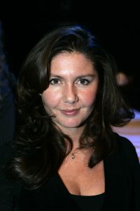 26-01-2006 SHOWBIZZ; ERNY VAN REIJMERSDAL SHOWT WINTERMODE 2006-2007 IN RAI AMSTERDAM. Erny is de meest veelbelovende couturier van Nederland, zo zeggen de experts. Prinsessen liggen aan zijn voeten en in het Belgische wordt hij omarmd door de rich and famous.De ex werknemer van Pauw brengt ontwerpen op de markt die iets mannelijks, iets vrouwelijks,iets historisch en iets hedendaags brengen. Oger Lusink zijn ontdekker zegt: het is simpel hij maakt vrouwen mooier.
foto: Albert den Iseger.