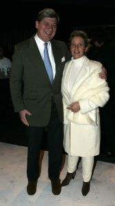 26-01-2006 SHOWBIZZ; ERNY VAN REIJMERSDAL SHOWT WINTERMODE 2006-2007 IN RAI AMSTERDAM. Erny is de meest veelbelovende couturier van Nederland, zo zeggen de experts. Prinsessen liggen aan zijn voeten en in het Belgische wordt hij omarmd door de rich and famous.De ex werknemer van Pauw brengt ontwerpen op de markt die iets mannelijks, iets vrouwelijks,iets historisch en iets hedendaags brengen. Oger Lusink zijn ontdekker zegt: het is simpel hij maakt vrouwen mooier.
foto: Albert den Iseger.