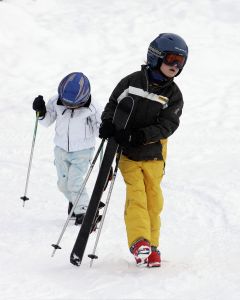 04-01-2006 SHOWBIZZ; LINDA SANDER NOA EN JULIAN VERMAKEN ZICH OPPERBEST IN LECH. Linda de Mol en Sander Vahle vermaken zich met hun kinderen heerlijk op de piste\'s van het Oostenrijkse Lech. Elke dag heerlijk skieen roddelen en sneeuwgevechten zijn aan de orde van de dag voor de familie de Mol die heerlijk op vakantie is in het pittoreske Lech.
foto\'s Albert den Iseger.