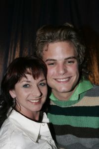 19-01-2006 SHOWBIZZ; GEELS NIEUWJAARSPARTY WEER EEN DAVEREND SUCCES. Vele artiesten waren weer aanwezig op de Geels nieuwjaarsparty in de gezellige Bobsaloon te Uitgeest. Awards waren er o.a. voor Marco Borsato_Jim Bakkum en Julie Fryer_ Jan Smit_Thomas Berge_Gerard Joling en Gordon_Lieke van Lexmond en vele anderen. Al weer 24 jaar de Geels populairiteits awards in Noord Holland, het begint echt een must te worden bij de vele artiesten om hierbij aanwezig te zijn.
foto: Albert den Iseger.