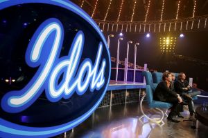 21-01-2006 SHOWBIZZ; VOOR CHRISTON IS IDOLS 2006 VOORBIJ. Christon kreeg vanavond de minste stemmen en kon zijn koffers pakken.Vanavond kregen niet drie maar vier idols een plaatsje op de  gevreesde krukken.Christon-Ellen-Aaron en Marescha. Nog acht idols zijn in de race namelijk Floortje-Aaron-Angelique-Raffaela-Harm-Marescha-Ellen en Serge. Opmerkelijk is de niet geslaagde combinatie van Martijn Krabbe en Chantal Janzen, er is totaal geen chemie tussen beide en een lachje is een zeldzaamheid in de live uitzending die elke zaterdag avond door meer dan 1.5 miljoen mensen word bekeken.
foto; Albert den Iseger.