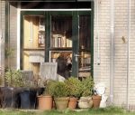 25-01-2006 SHOWBIZZ; LEONTIEN CEULEMANS LEEFT EIGEN LEVEN IN DE ANONIMITEIT. Zij was de eerste presentatrice van het jeugdjournaal dat 5 januari 1981 van start ging, zij was daar 3 jaar werkzaam. Speelde in GTST en diverse andere tv series. Zij stond op de cover vande Veronica gids in 1977 en sierde de cover van Playboy in februari 1991. Nu woont zij alleen en leeft een teruggetrokken leven, weg van alle publiciteit en aandacht.
Ook was zij de grote afwezige op het feest van 50 jarige journaal. Ik zocht haar eens op.
foto: Albert den Iseger.