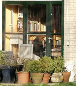 25-01-2006 SHOWBIZZ; LEONTIEN CEULEMANS LEEFT EIGEN LEVEN IN DE ANONIMITEIT. Zij was de eerste presentatrice van het jeugdjournaal dat 5 januari 1981 van start ging, zij was daar 3 jaar werkzaam. Speelde in GTST en diverse andere tv series. Zij stond op de cover vande Veronica gids in 1977 en sierde de cover van Playboy in februari 1991. Nu woont zij alleen en leeft een teruggetrokken leven, weg van alle publiciteit en aandacht.
Ook was zij de grote afwezige op het feest van 50 jarige journaal. Ik zocht haar eens op.
foto: Albert den Iseger.