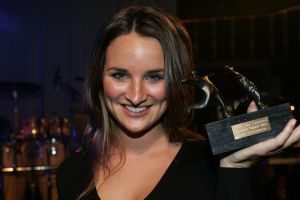19-01-2006 SHOWBIZZ; GEELS NIEUWJAARSPARTY WEER EEN DAVEREND SUCCES. Vele artiesten waren weer aanwezig op de Geels nieuwjaarsparty in de gezellige Bobsaloon te Uitgeest. Awards waren er o.a. voor Marco Borsato_Jim Bakkum en Julie Fryer_ Jan Smit_Thomas Berge_Gerard Joling en Gordon_Lieke van Lexmond en vele anderen. Al weer 24 jaar de Geels populairiteits awards in Noord Holland, het begint echt een must te worden bij de vele artiesten om hierbij aanwezig te zijn.
foto: Albert den Iseger.