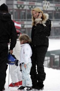 04-01-2006 SHOWBIZZ; LINDA SANDER NOA EN JULIAN VERMAKEN ZICH OPPERBEST IN LECH. Linda de Mol en Sander Vahle vermaken zich met hun kinderen heerlijk op de piste\'s van het Oostenrijkse Lech. Elke dag heerlijk skieen roddelen en sneeuwgevechten zijn aan de orde van de dag voor de familie de Mol die heerlijk op vakantie is in het pittoreske Lech.
foto\'s Albert den Iseger.