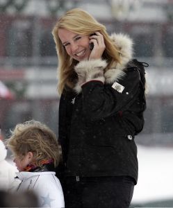 04-01-2006 SHOWBIZZ; LINDA SANDER NOA EN JULIAN VERMAKEN ZICH OPPERBEST IN LECH. Linda de Mol en Sander Vahle vermaken zich met hun kinderen heerlijk op de piste\'s van het Oostenrijkse Lech. Elke dag heerlijk skieen roddelen en sneeuwgevechten zijn aan de orde van de dag voor de familie de Mol die heerlijk op vakantie is in het pittoreske Lech.
foto\'s Albert den Iseger.