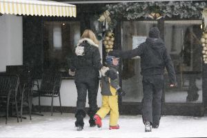 04-01-2006 SHOWBIZZ; LINDA SANDER NOA EN JULIAN VERMAKEN ZICH OPPERBEST IN LECH. Linda de Mol en Sander Vahle vermaken zich met hun kinderen heerlijk op de piste\'s van het Oostenrijkse Lech. Elke dag heerlijk skieen roddelen en sneeuwgevechten zijn aan de orde van de dag voor de familie de Mol die heerlijk op vakantie is in het pittoreske Lech.
foto\'s Albert den Iseger.