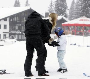 04-01-2006 SHOWBIZZ; LINDA SANDER NOA EN JULIAN VERMAKEN ZICH OPPERBEST IN LECH. Linda de Mol en Sander Vahle vermaken zich met hun kinderen heerlijk op de piste\'s van het Oostenrijkse Lech. Elke dag heerlijk skieen roddelen en sneeuwgevechten zijn aan de orde van de dag voor de familie de Mol die heerlijk op vakantie is in het pittoreske Lech.
foto\'s Albert den Iseger.