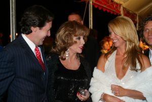 23-10-2004 SHOWBIZZ; GALA PREMIERE VAN DE  FILM  ELLIS IN GLAMOURLAND. Met Linda de Mol Joan Collins en Chris Tates, regie door Pieter Kramer,die bekend werd door de serie Ja Zuster Nee Zuster.
foto: Albert den Iseger.