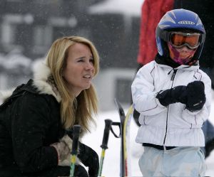 04-01-2006 SHOWBIZZ; LINDA SANDER NOA EN JULIAN VERMAKEN ZICH OPPERBEST IN LECH. Linda de Mol en Sander Vahle vermaken zich met hun kinderen heerlijk op de piste\'s van het Oostenrijkse Lech. Elke dag heerlijk skieen roddelen en sneeuwgevechten zijn aan de orde van de dag voor de familie de Mol die heerlijk op vakantie is in het pittoreske Lech.
foto\'s Albert den Iseger.