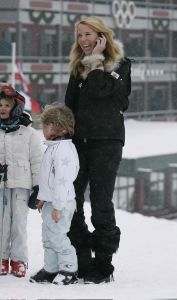 04-01-2006 SHOWBIZZ; LINDA SANDER NOA EN JULIAN VERMAKEN ZICH OPPERBEST IN LECH. Linda de Mol en Sander Vahle vermaken zich met hun kinderen heerlijk op de piste\'s van het Oostenrijkse Lech. Elke dag heerlijk skieen roddelen en sneeuwgevechten zijn aan de orde van de dag voor de familie de Mol die heerlijk op vakantie is in het pittoreske Lech.
foto\'s Albert den Iseger.