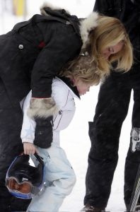 04-01-2006 SHOWBIZZ; LINDA SANDER NOA EN JULIAN VERMAKEN ZICH OPPERBEST IN LECH. Linda de Mol en Sander Vahle vermaken zich met hun kinderen heerlijk op de piste\'s van het Oostenrijkse Lech. Elke dag heerlijk skieen roddelen en sneeuwgevechten zijn aan de orde van de dag voor de familie de Mol die heerlijk op vakantie is in het pittoreske Lech.
foto\'s Albert den Iseger.