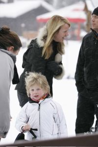 04-01-2006 SHOWBIZZ; LINDA SANDER NOA EN JULIAN VERMAKEN ZICH OPPERBEST IN LECH. Linda de Mol en Sander Vahle vermaken zich met hun kinderen heerlijk op de piste\'s van het Oostenrijkse Lech. Elke dag heerlijk skieen roddelen en sneeuwgevechten zijn aan de orde van de dag voor de familie de Mol die heerlijk op vakantie is in het pittoreske Lech.
foto\'s Albert den Iseger.