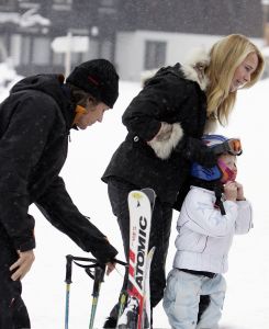 04-01-2006 SHOWBIZZ; LINDA SANDER NOA EN JULIAN VERMAKEN ZICH OPPERBEST IN LECH. Linda de Mol en Sander Vahle vermaken zich met hun kinderen heerlijk op de piste\'s van het Oostenrijkse Lech. Elke dag heerlijk skieen roddelen en sneeuwgevechten zijn aan de orde van de dag voor de familie de Mol die heerlijk op vakantie is in het pittoreske Lech.
foto\'s Albert den Iseger.