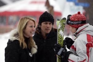 04-01-2006 SHOWBIZZ; LINDA SANDER NOA EN JULIAN VERMAKEN ZICH OPPERBEST IN LECH. Linda de Mol en Sander Vahle vermaken zich met hun kinderen heerlijk op de piste\'s van het Oostenrijkse Lech. Elke dag heerlijk skieen roddelen en sneeuwgevechten zijn aan de orde van de dag voor de familie de Mol die heerlijk op vakantie is in het pittoreske Lech.
foto\'s Albert den Iseger.