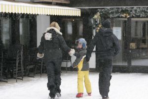 04-01-2006 SHOWBIZZ; LINDA SANDER NOA EN JULIAN VERMAKEN ZICH OPPERBEST IN LECH. Linda de Mol en Sander Vahle vermaken zich met hun kinderen heerlijk op de piste\'s van het Oostenrijkse Lech. Elke dag heerlijk skieen roddelen en sneeuwgevechten zijn aan de orde van de dag voor de familie de Mol die heerlijk op vakantie is in het pittoreske Lech.
foto\'s Albert den Iseger.