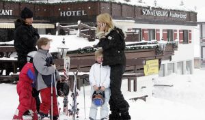 04-01-2006 SHOWBIZZ; LINDA SANDER NOA EN JULIAN VERMAKEN ZICH OPPERBEST IN LECH. Linda de Mol en Sander Vahle vermaken zich met hun kinderen heerlijk op de piste\'s van het Oostenrijkse Lech. Elke dag heerlijk skieen roddelen en sneeuwgevechten zijn aan de orde van de dag voor de familie de Mol die heerlijk op vakantie is in het pittoreske Lech.
foto\'s Albert den Iseger.