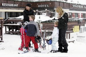 04-01-2006 SHOWBIZZ; LINDA SANDER NOA EN JULIAN VERMAKEN ZICH OPPERBEST IN LECH. Linda de Mol en Sander Vahle vermaken zich met hun kinderen heerlijk op de piste\'s van het Oostenrijkse Lech. Elke dag heerlijk skieen roddelen en sneeuwgevechten zijn aan de orde van de dag voor de familie de Mol die heerlijk op vakantie is in het pittoreske Lech.
foto\'s Albert den Iseger.