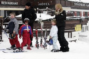 04-01-2006 SHOWBIZZ; LINDA SANDER NOA EN JULIAN VERMAKEN ZICH OPPERBEST IN LECH. Linda de Mol en Sander Vahle vermaken zich met hun kinderen heerlijk op de piste\'s van het Oostenrijkse Lech. Elke dag heerlijk skieen roddelen en sneeuwgevechten zijn aan de orde van de dag voor de familie de Mol die heerlijk op vakantie is in het pittoreske Lech.
foto\'s Albert den Iseger.