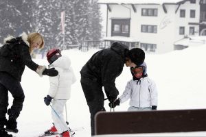 04-01-2006 SHOWBIZZ; LINDA SANDER NOA EN JULIAN VERMAKEN ZICH OPPERBEST IN LECH. Linda de Mol en Sander Vahle vermaken zich met hun kinderen heerlijk op de piste\'s van het Oostenrijkse Lech. Elke dag heerlijk skieen roddelen en sneeuwgevechten zijn aan de orde van de dag voor de familie de Mol die heerlijk op vakantie is in het pittoreske Lech.
foto\'s Albert den Iseger.
