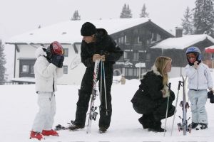04-01-2006 SHOWBIZZ; LINDA SANDER NOA EN JULIAN VERMAKEN ZICH OPPERBEST IN LECH. Linda de Mol en Sander Vahle vermaken zich met hun kinderen heerlijk op de piste\'s van het Oostenrijkse Lech. Elke dag heerlijk skieen roddelen en sneeuwgevechten zijn aan de orde van de dag voor de familie de Mol die heerlijk op vakantie is in het pittoreske Lech.
foto\'s Albert den Iseger.