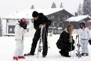 04-01-2006 SHOWBIZZ; LINDA SANDER NOA EN JULIAN VERMAKEN ZICH OPPERBEST IN LECH. Linda de Mol en Sander Vahle vermaken zich met hun kinderen heerlijk op de piste\'s van het Oostenrijkse Lech. Elke dag heerlijk skieen roddelen en sneeuwgevechten zijn aan de orde van de dag voor de familie de Mol die heerlijk op vakantie is in het pittoreske Lech.
foto\'s Albert den Iseger.
