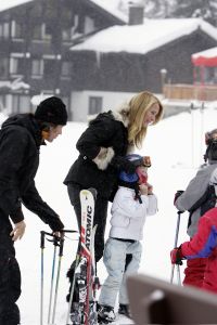 04-01-2006 SHOWBIZZ; LINDA SANDER NOA EN JULIAN VERMAKEN ZICH OPPERBEST IN LECH. Linda de Mol en Sander Vahle vermaken zich met hun kinderen heerlijk op de piste\'s van het Oostenrijkse Lech. Elke dag heerlijk skieen roddelen en sneeuwgevechten zijn aan de orde van de dag voor de familie de Mol die heerlijk op vakantie is in het pittoreske Lech.
foto\'s Albert den Iseger.