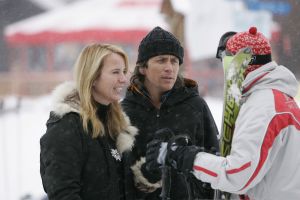 04-01-2006 SHOWBIZZ; LINDA SANDER NOA EN JULIAN VERMAKEN ZICH OPPERBEST IN LECH. Linda de Mol en Sander Vahle vermaken zich met hun kinderen heerlijk op de piste\'s van het Oostenrijkse Lech. Elke dag heerlijk skieen roddelen en sneeuwgevechten zijn aan de orde van de dag voor de familie de Mol die heerlijk op vakantie is in het pittoreske Lech.
foto\'s Albert den Iseger.