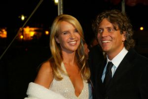 23-10-2004 SHOWBIZZ; GALA PREMIERE VAN DE  FILM  ELLIS IN GLAMOURLAND. Met Linda de Mol Joan Collins en Chris Tates, regie door Pieter Kramer,die bekend werd door de serie Ja Zuster Nee Zuster.
foto: Albert den Iseger.