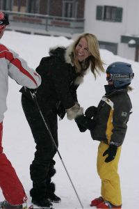 04-01-2006 SHOWBIZZ; LINDA SANDER NOA EN JULIAN VERMAKEN ZICH OPPERBEST IN LECH. Linda de Mol en Sander Vahle vermaken zich met hun kinderen heerlijk op de piste\'s van het Oostenrijkse Lech. Elke dag heerlijk skieen roddelen en sneeuwgevechten zijn aan de orde van de dag voor de familie de Mol die heerlijk op vakantie is in het pittoreske Lech.
foto\'s Albert den Iseger.