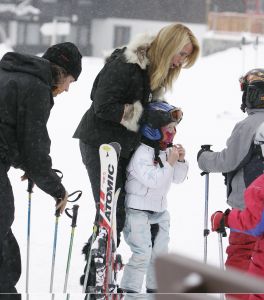 04-01-2006 SHOWBIZZ; LINDA SANDER NOA EN JULIAN VERMAKEN ZICH OPPERBEST IN LECH. Linda de Mol en Sander Vahle vermaken zich met hun kinderen heerlijk op de piste\'s van het Oostenrijkse Lech. Elke dag heerlijk skieen roddelen en sneeuwgevechten zijn aan de orde van de dag voor de familie de Mol die heerlijk op vakantie is in het pittoreske Lech.
foto\'s Albert den Iseger.