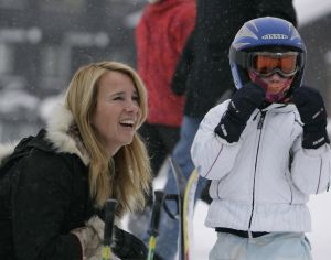 04-01-2006 SHOWBIZZ; LINDA SANDER NOA EN JULIAN VERMAKEN ZICH OPPERBEST IN LECH. Linda de Mol en Sander Vahle vermaken zich met hun kinderen heerlijk op de piste\'s van het Oostenrijkse Lech. Elke dag heerlijk skieen roddelen en sneeuwgevechten zijn aan de orde van de dag voor de familie de Mol die heerlijk op vakantie is in het pittoreske Lech.
foto\'s Albert den Iseger.