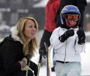 04-01-2006 SHOWBIZZ; LINDA SANDER NOA EN JULIAN VERMAKEN ZICH OPPERBEST IN LECH. Linda de Mol en Sander Vahle vermaken zich met hun kinderen heerlijk op de piste\'s van het Oostenrijkse Lech. Elke dag heerlijk skieen roddelen en sneeuwgevechten zijn aan de orde van de dag voor de familie de Mol die heerlijk op vakantie is in het pittoreske Lech.
foto\'s Albert den Iseger.
