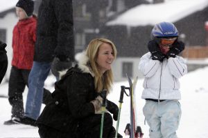 04-01-2006 SHOWBIZZ; LINDA SANDER NOA EN JULIAN VERMAKEN ZICH OPPERBEST IN LECH. Linda de Mol en Sander Vahle vermaken zich met hun kinderen heerlijk op de piste\'s van het Oostenrijkse Lech. Elke dag heerlijk skieen roddelen en sneeuwgevechten zijn aan de orde van de dag voor de familie de Mol die heerlijk op vakantie is in het pittoreske Lech.
foto\'s Albert den Iseger.