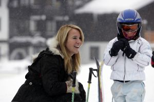 04-01-2006 SHOWBIZZ; LINDA SANDER NOA EN JULIAN VERMAKEN ZICH OPPERBEST IN LECH. Linda de Mol en Sander Vahle vermaken zich met hun kinderen heerlijk op de piste\'s van het Oostenrijkse Lech. Elke dag heerlijk skieen roddelen en sneeuwgevechten zijn aan de orde van de dag voor de familie de Mol die heerlijk op vakantie is in het pittoreske Lech.
foto\'s Albert den Iseger.