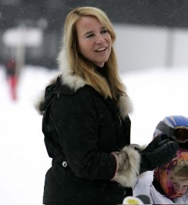 04-01-2006 SHOWBIZZ; LINDA SANDER NOA EN JULIAN VERMAKEN ZICH OPPERBEST IN LECH. Linda de Mol en Sander Vahle vermaken zich met hun kinderen heerlijk op de piste\'s van het Oostenrijkse Lech. Elke dag heerlijk skieen roddelen en sneeuwgevechten zijn aan de orde van de dag voor de familie de Mol die heerlijk op vakantie is in het pittoreske Lech.
foto\'s Albert den Iseger.