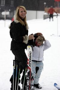 04-01-2006 SHOWBIZZ; LINDA SANDER NOA EN JULIAN VERMAKEN ZICH OPPERBEST IN LECH. Linda de Mol en Sander Vahle vermaken zich met hun kinderen heerlijk op de piste\'s van het Oostenrijkse Lech. Elke dag heerlijk skieen roddelen en sneeuwgevechten zijn aan de orde van de dag voor de familie de Mol die heerlijk op vakantie is in het pittoreske Lech.
foto\'s Albert den Iseger.
