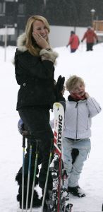 04-01-2006 SHOWBIZZ; LINDA SANDER NOA EN JULIAN VERMAKEN ZICH OPPERBEST IN LECH. Linda de Mol en Sander Vahle vermaken zich met hun kinderen heerlijk op de piste\'s van het Oostenrijkse Lech. Elke dag heerlijk skieen roddelen en sneeuwgevechten zijn aan de orde van de dag voor de familie de Mol die heerlijk op vakantie is in het pittoreske Lech.
foto\'s Albert den Iseger.