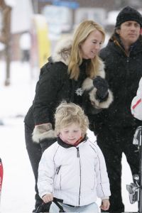 04-01-2006 SHOWBIZZ; LINDA SANDER NOA EN JULIAN VERMAKEN ZICH OPPERBEST IN LECH. Linda de Mol en Sander Vahle vermaken zich met hun kinderen heerlijk op de piste\'s van het Oostenrijkse Lech. Elke dag heerlijk skieen roddelen en sneeuwgevechten zijn aan de orde van de dag voor de familie de Mol die heerlijk op vakantie is in het pittoreske Lech.
foto\'s Albert den Iseger.
