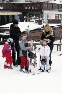 04-01-2006 SHOWBIZZ; LINDA SANDER NOA EN JULIAN VERMAKEN ZICH OPPERBEST IN LECH. Linda de Mol en Sander Vahle vermaken zich met hun kinderen heerlijk op de piste\'s van het Oostenrijkse Lech. Elke dag heerlijk skieen roddelen en sneeuwgevechten zijn aan de orde van de dag voor de familie de Mol die heerlijk op vakantie is in het pittoreske Lech.
foto\'s Albert den Iseger.