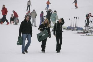 04-01-2006 SHOWBIZZ; LINDA SANDER NOA EN JULIAN VERMAKEN ZICH OPPERBEST IN LECH. Linda de Mol en Sander Vahle vermaken zich met hun kinderen heerlijk op de piste\'s van het Oostenrijkse Lech. Elke dag heerlijk skieen roddelen en sneeuwgevechten zijn aan de orde van de dag voor de familie de Mol die heerlijk op vakantie is in het pittoreske Lech.
foto\'s Albert den Iseger.
