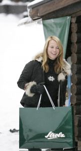 04-01-2006 SHOWBIZZ; LINDA SANDER NOA EN JULIAN VERMAKEN ZICH OPPERBEST IN LECH. Linda de Mol en Sander Vahle vermaken zich met hun kinderen heerlijk op de piste\'s van het Oostenrijkse Lech. Elke dag heerlijk skieen roddelen en sneeuwgevechten zijn aan de orde van de dag voor de familie de Mol die heerlijk op vakantie is in het pittoreske Lech.
foto\'s Albert den Iseger.