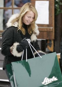 04-01-2006 SHOWBIZZ; LINDA SANDER NOA EN JULIAN VERMAKEN ZICH OPPERBEST IN LECH. Linda de Mol en Sander Vahle vermaken zich met hun kinderen heerlijk op de piste\'s van het Oostenrijkse Lech. Elke dag heerlijk skieen roddelen en sneeuwgevechten zijn aan de orde van de dag voor de familie de Mol die heerlijk op vakantie is in het pittoreske Lech.
foto\'s Albert den Iseger.