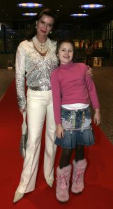 26-01-2006 SHOWBIZZ; ERNY VAN REIJMERSDAL SHOWT WINTERMODE 2006-2007 IN RAI AMSTERDAM. Erny is de meest veelbelovende couturier van Nederland, zo zeggen de experts. Prinsessen liggen aan zijn voeten en in het Belgische wordt hij omarmd door de rich and famous.De ex werknemer van Pauw brengt ontwerpen op de markt die iets mannelijks, iets vrouwelijks,iets historisch en iets hedendaags brengen. Oger Lusink zijn ontdekker zegt: het is simpel hij maakt vrouwen mooier.
foto: Albert den Iseger.