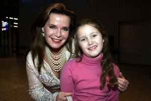 26-01-2006 SHOWBIZZ; ERNY VAN REIJMERSDAL SHOWT WINTERMODE 2006-2007 IN RAI AMSTERDAM. Erny is de meest veelbelovende couturier van Nederland, zo zeggen de experts. Prinsessen liggen aan zijn voeten en in het Belgische wordt hij omarmd door de rich and famous.De ex werknemer van Pauw brengt ontwerpen op de markt die iets mannelijks, iets vrouwelijks,iets historisch en iets hedendaags brengen. Oger Lusink zijn ontdekker zegt: het is simpel hij maakt vrouwen mooier.
foto: Albert den Iseger.