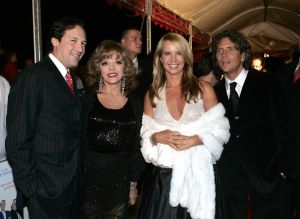 23-10-2004 SHOWBIZZ; GALA PREMIERE VAN DE  FILM  ELLIS IN GLAMOURLAND. Met Linda de Mol Joan Collins en Chris Tates, regie door Pieter Kramer,die bekend werd door de serie Ja Zuster Nee Zuster.
foto: Albert den Iseger.